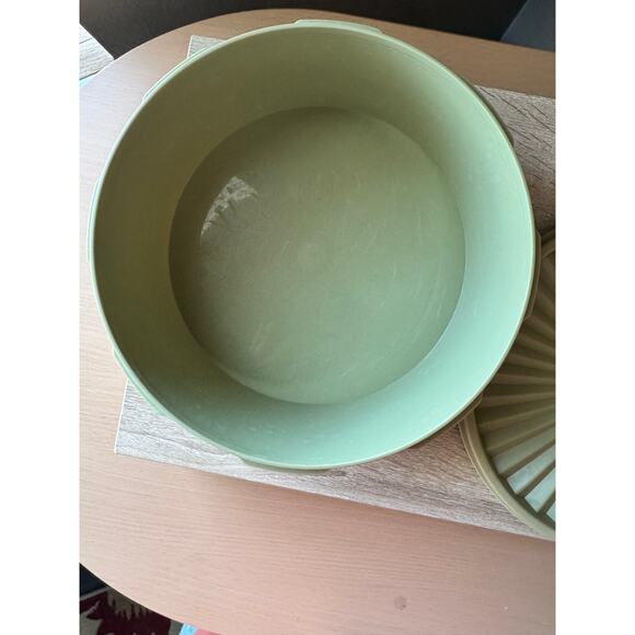 Vintage Tupperware Storage Bowl with Lid - 8" Diameter - Picture 2 of 11